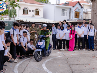 HƠN 400 HỌC VIÊN KHỐI 10 THAM GIA CHƯƠNG TRÌNH HƯỚNG DẪN KỸ NĂNG LÁI XE AN TOÀN